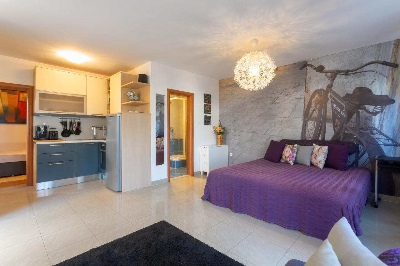Maki Exclusive * Hvar Town